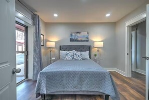 Desk, iron/ironing board, WiFi (free), bed sheets - 2BR 2BA Lakefront Gem – Decks, Docks & Sunsets (Johnson City)