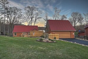 Property grounds - Lake Haven Gem: 2BR/2BA Vacation Spot! (Johnson City)