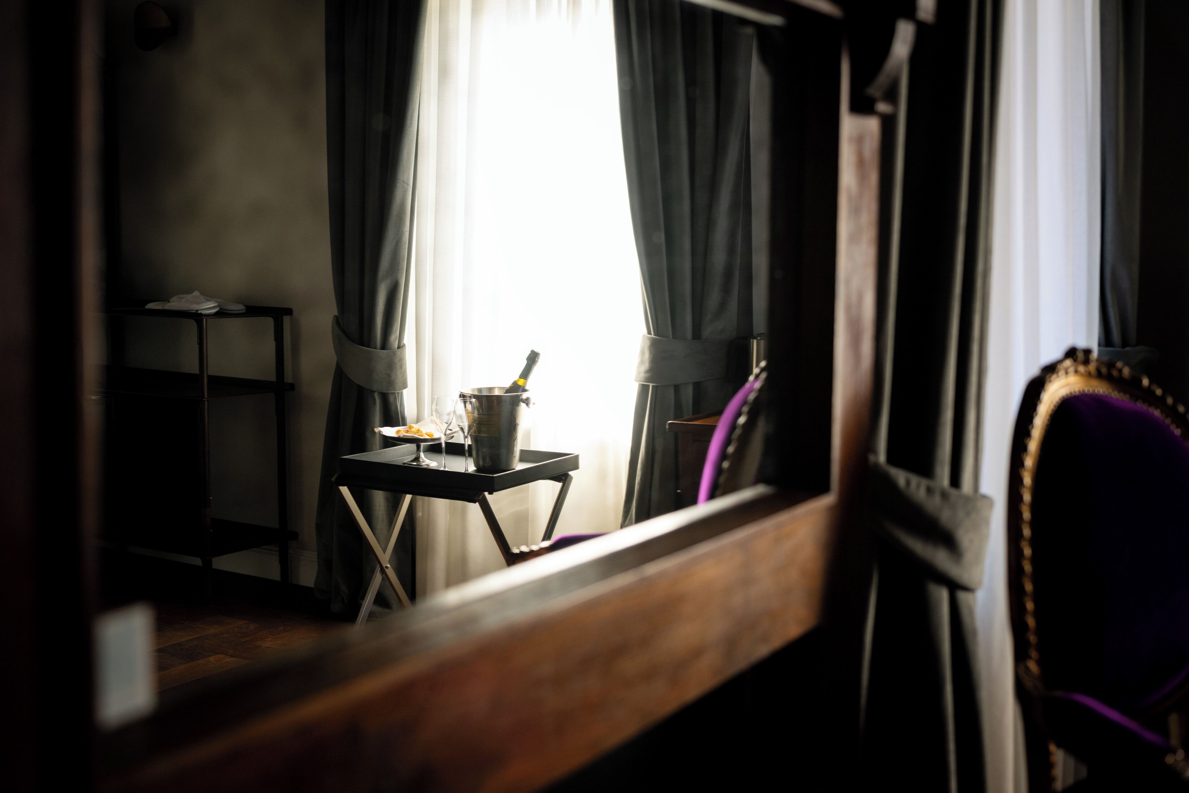 Luksussuite, dalutsikt | Safe på rommet, skrivebord og skrivebord for bærbar PC