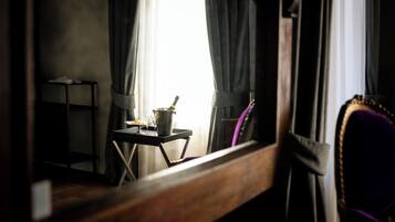 Luksussuite, dalutsikt | Safe på rommet, skrivebord og skrivebord for bærbar PC