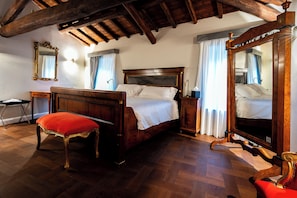 Luksussuite, byutsikt | Safe på rommet, skrivebord og skrivebord for bærbar PC