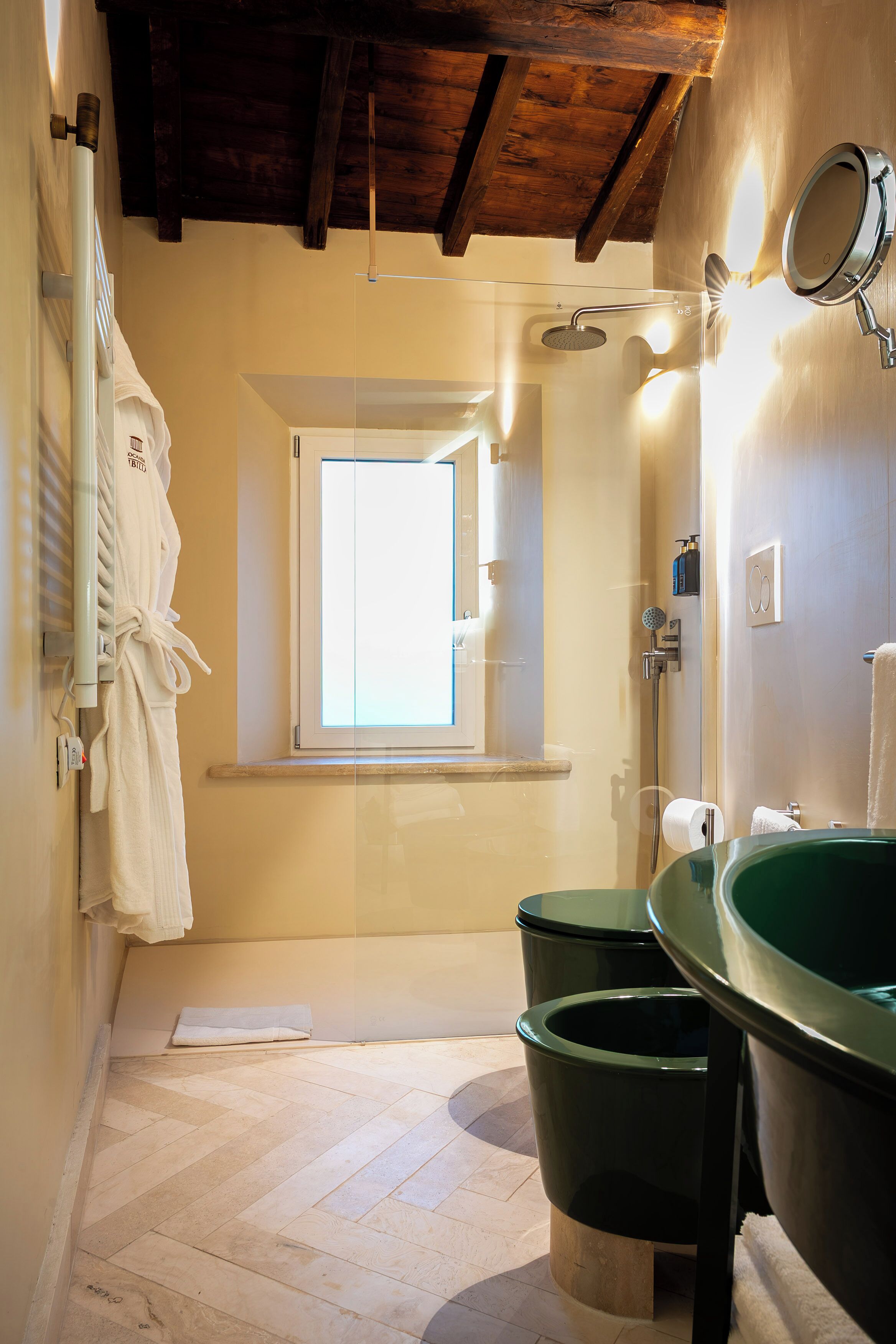 Suite Luxe, vue ville | Salle de bain | Douche, sèche-cheveux, chaussons, serviettes fournies