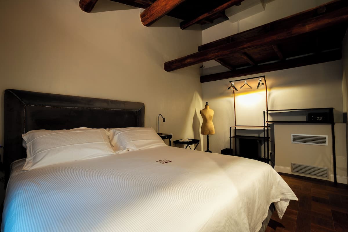 Luksussuite, bakgårdsutsikt | Safe på rommet, skrivebord og skrivebord for bærbar PC