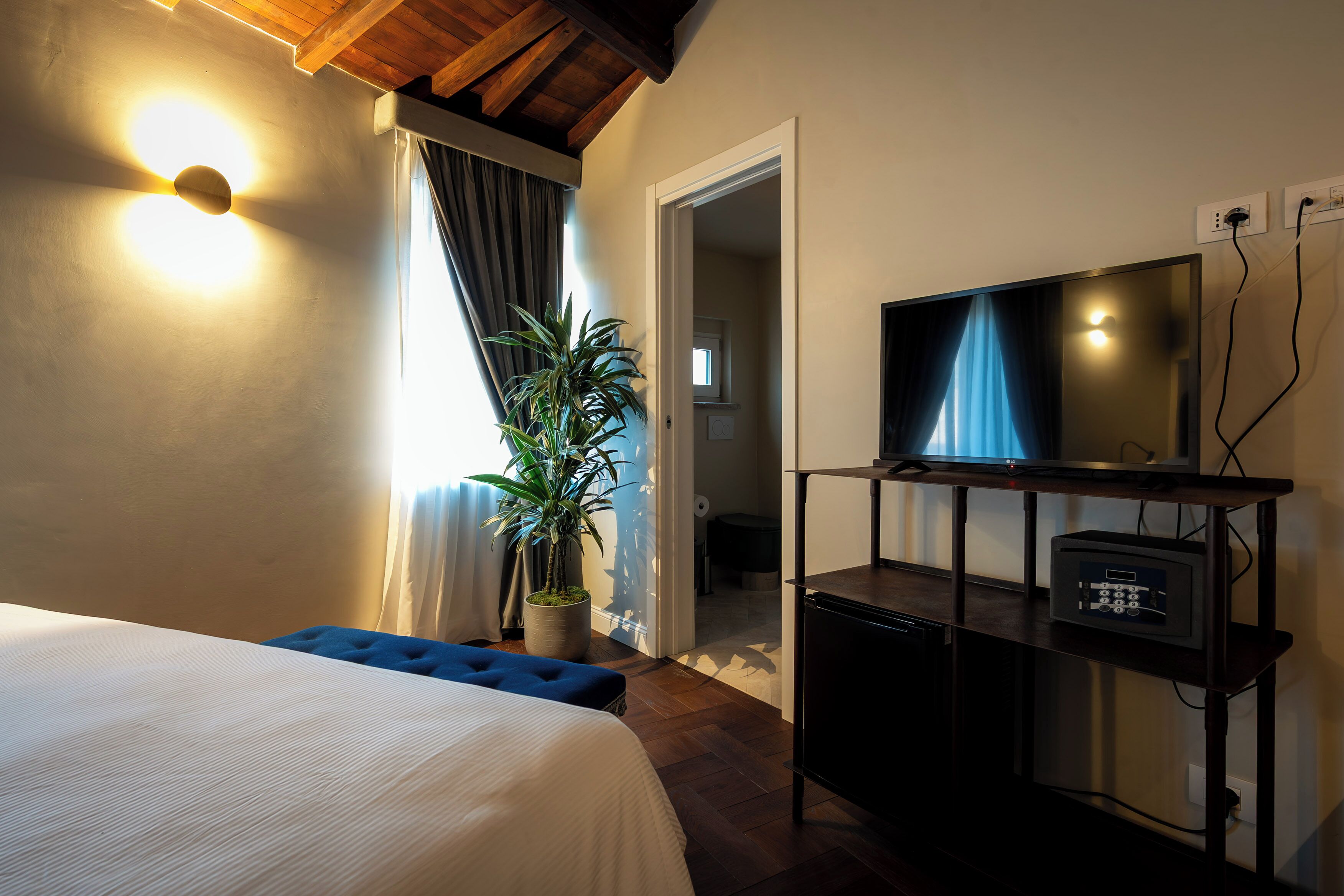 Familiesuite, utsikt mot høyde | Safe på rommet, skrivebord og skrivebord for bærbar PC