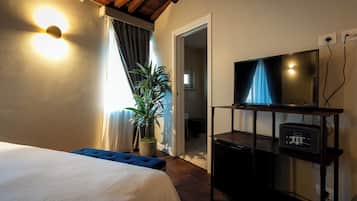 Familiesuite, utsikt mot høyde | Safe på rommet, skrivebord og skrivebord for bærbar PC