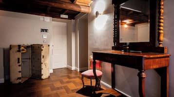 Luxury Suite, City View | Living area