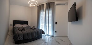 Iron/ironing board, WiFi - Stylish Athens Getaway – Renovated Apartment in Prime City Location (Athina)