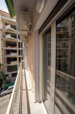 Exterior detail - Stylish Athens Getaway – Renovated Apartment in Prime City Location (Athina)