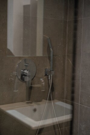 Hair dryer, towels, soap, toilet paper - Stylish Athens Getaway – Renovated Apartment in Prime City Location (Athina)