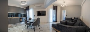 Living area - Stylish Athens Getaway – Renovated Apartment in Prime City Location (Athina)