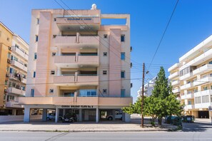 Exterior - Calina - 3-BR Apt & Pool in Mackenzie (Larnaca)