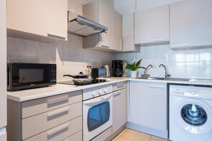 Apartment, 3 Bedrooms, City View, Poolside | Private kitchen | Full-size fridge, microwave, oven, stovetop - Calina - 3-BR Apt & Pool in Mackenzie (Larnaca)