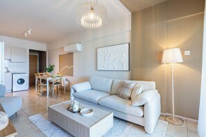 Appartement, 3 chambres, vue ville, en bord de piscine | Salle de séjour | TV connectée de 43 pouces avec chaînes numériques, Netflix