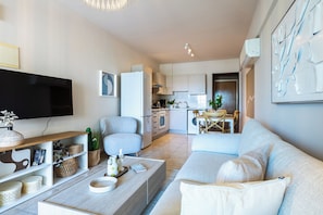 Apartamento, 3 quartos, vista para a cidade, ao lado da piscina | Sala de estar | Smart TV 43 polegadas com canais digitais, Netflix