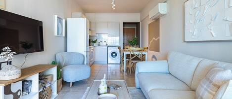 Apartment, 3 Schlafzimmer, Stadtblick, Poolseite | Wohnzimmer