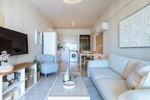Apartamento, 3 quartos, vista para a cidade, ao lado da piscina | Sala de estar | Smart TV 43 polegadas com canais digitais, Netflix