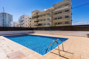 Outdoor pool - Calina - 3-BR Apt & Pool in Mackenzie (Larnaca)