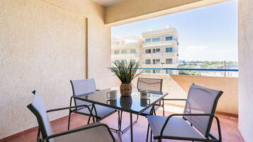 Appartement, 3 chambres, vue ville, en bord de piscine | Balcon