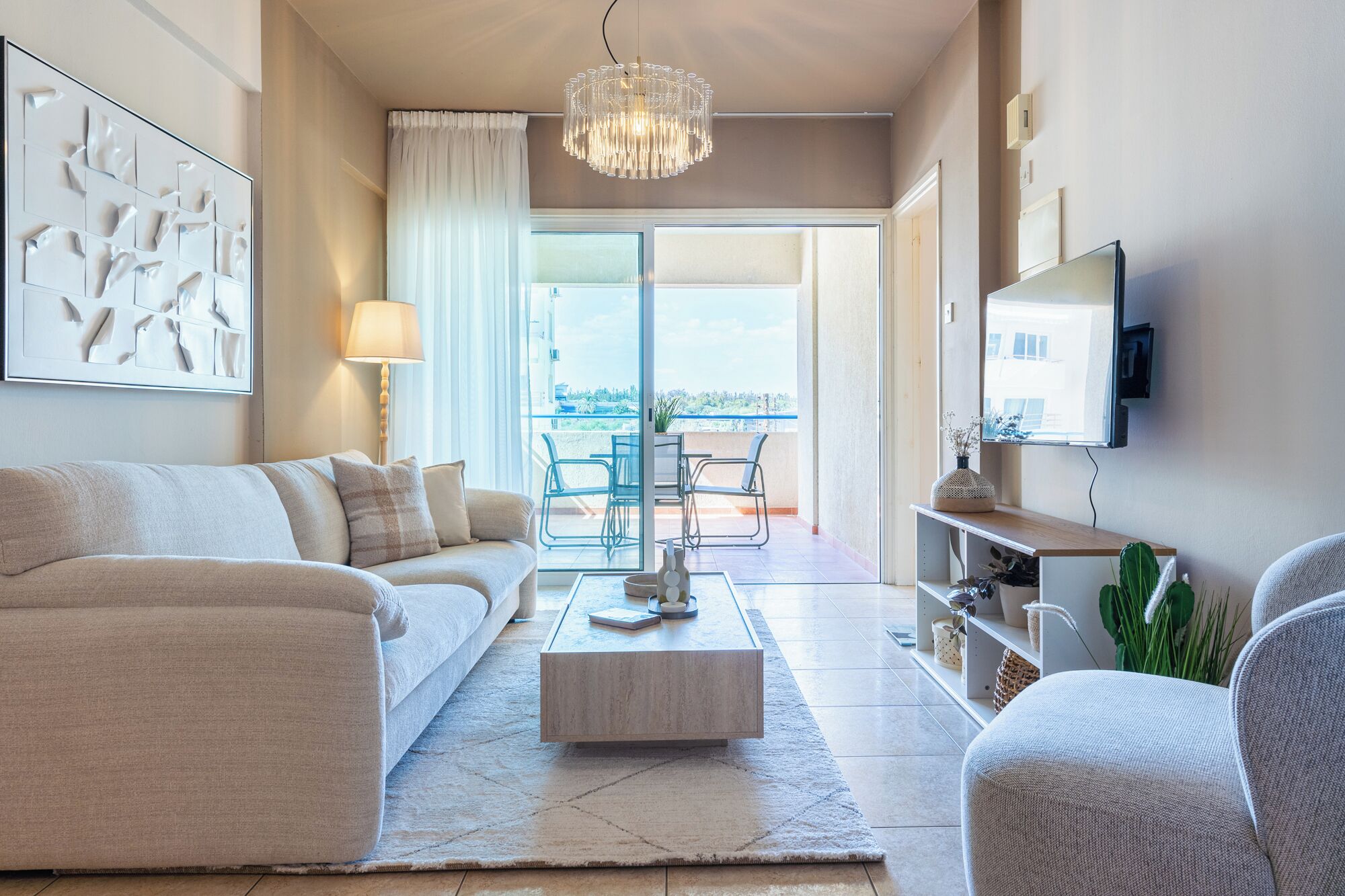 Appartement, 3 chambres, vue ville, en bord de piscine | Salle de séjour | TV connectée de 43 pouces avec chaînes numériques, Netflix