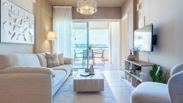 Appartement, 3 chambres, vue ville, en bord de piscine | Salle de séjour | TV connectée de 43 pouces avec chaînes numériques, Netflix