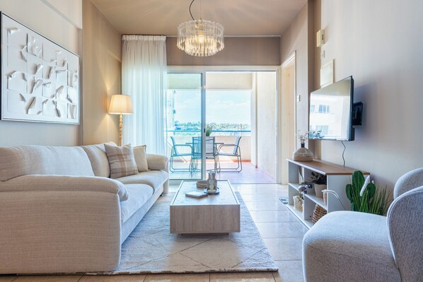 Appartement, 3 chambres, vue ville, en bord de piscine | Salle de séjour | TV connectée de 43 pouces avec chaînes numériques, Netflix