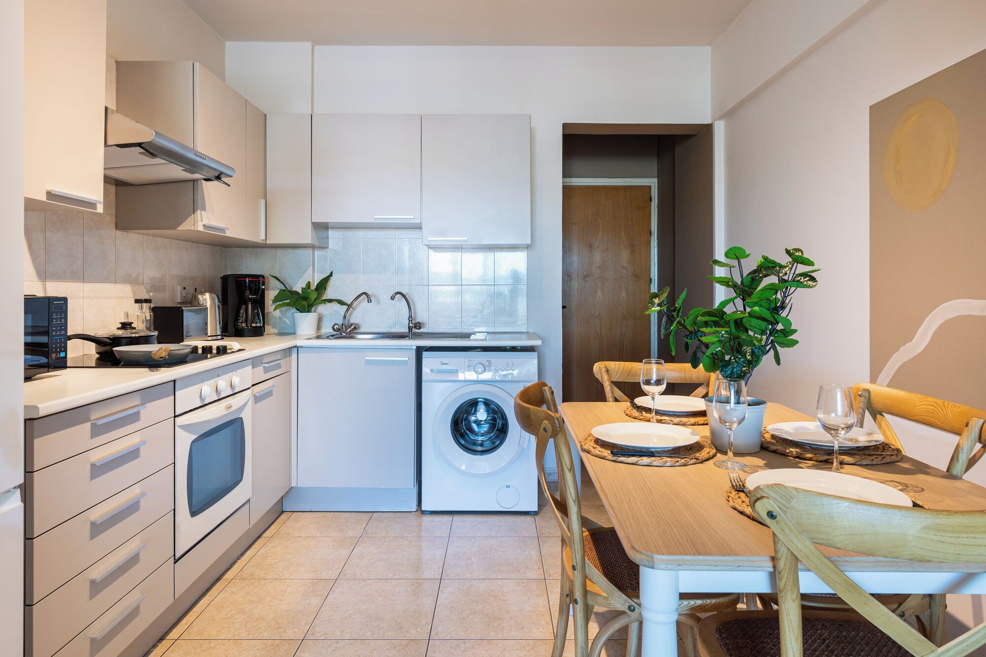 Căn hộ, 3 phòng ngủ, quang cảnh thành phố, cạnh hồ bơi | Khu vực ăn uống tại phòng