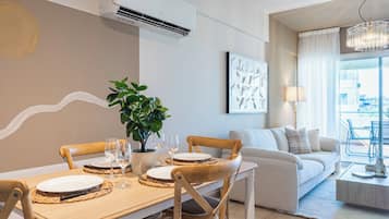 Apartamento, 3 quartos, vista para a cidade, ao lado da piscina | Sala de jantar