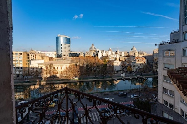 Property grounds - Golden Hour Residence - Elegant Cityview Apartment in Historic Bucharest (București)