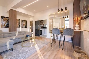 TV - Golden Hour Residence - Elegant Cityview Apartment in Historic Bucharest (București)