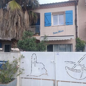 Exterior - Bright, air-conditioned studio near shops and bus stops. Garden and parking (Perpignan)
