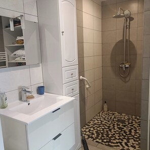 Hair dryer, towels, soap, toilet paper - Bright, air-conditioned studio near shops and bus stops. Garden and parking (Perpignan)