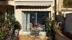 Outdoor dining - Bright, air-conditioned studio near shops and bus stops. Garden and parking (Perpignan)