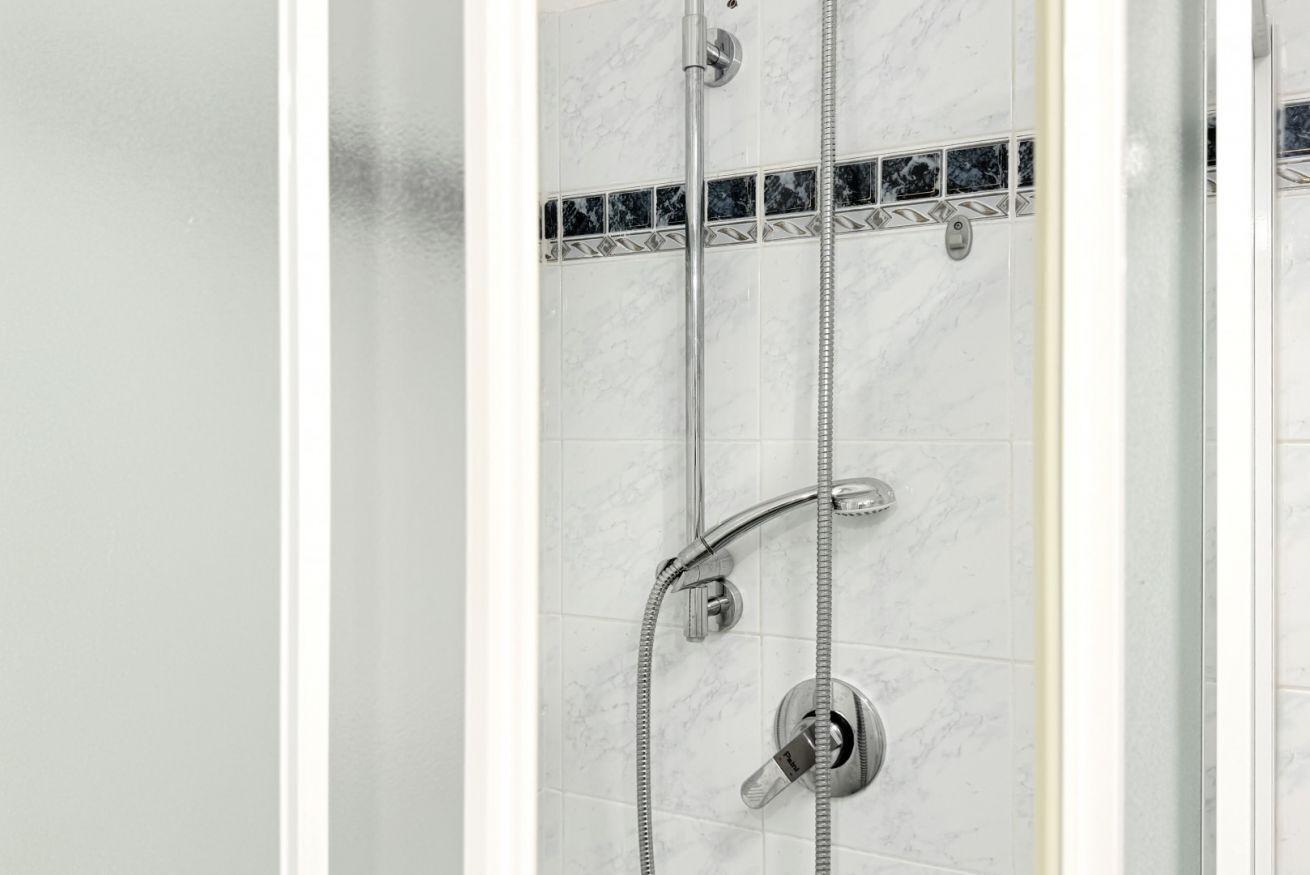 Douche, bidet, serviettes fournies