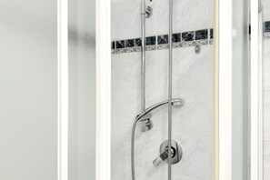 Shower, bidet, towels - SE186 - Senigallia, one-bedroom apartment with courtyard and parking space (Senigallia)