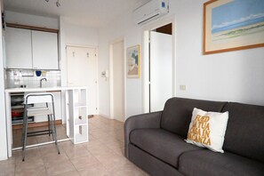 A compact living space with a kitchenette, a sofa, and a dining area. - SE186 - Senigallia, one-bedroom apartment with courtyard and parking space (Senigallia)