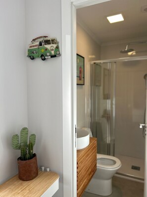 Haartrockner, Handtücher, Seife, Toilettenpapier