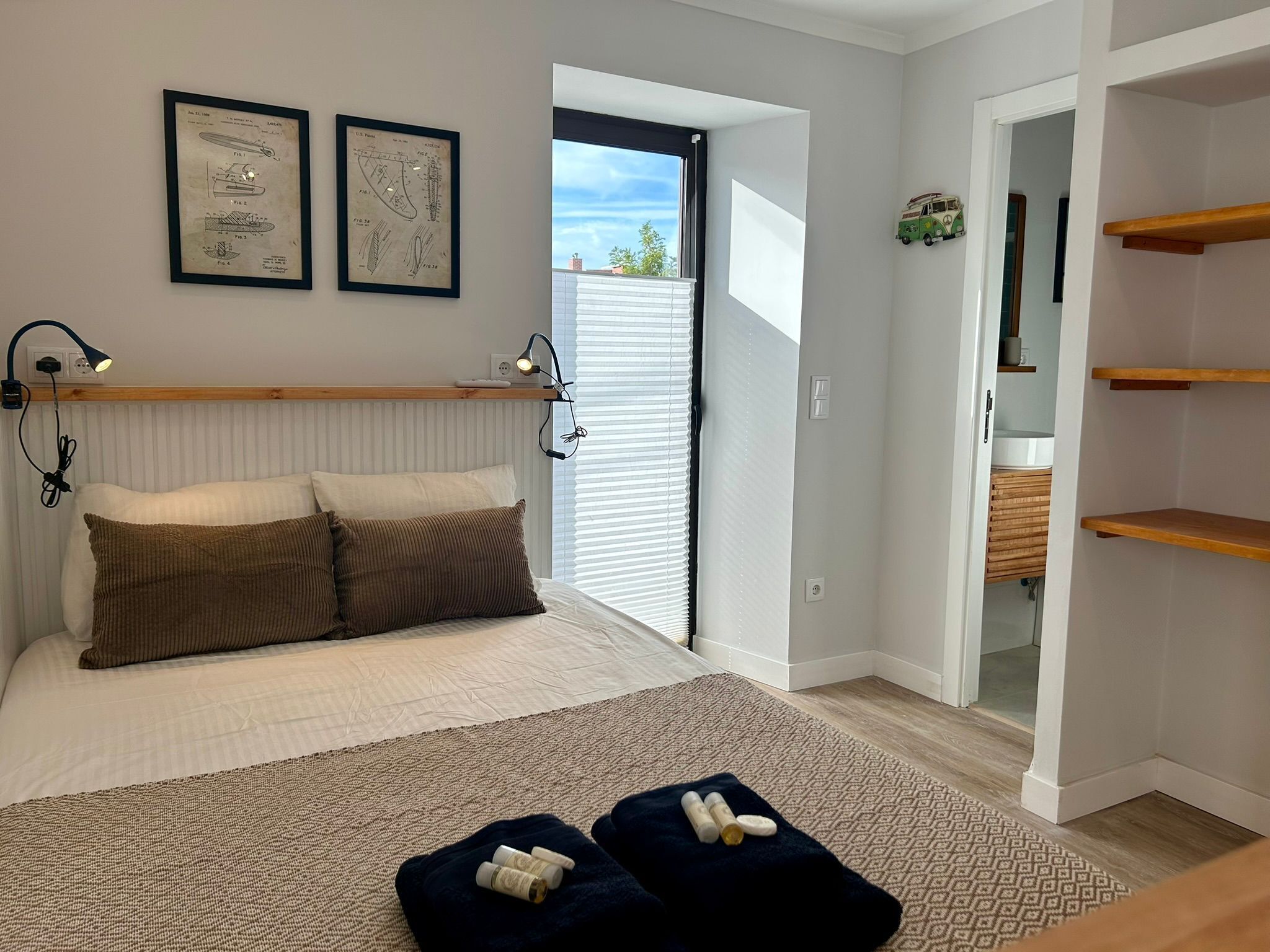 Tabla de planchar con plancha, wifi, ropa de cama