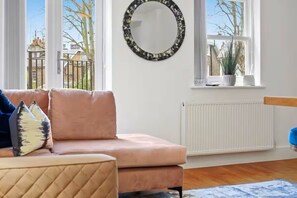 Living area - Victoria Grove Light & Bright Flat (London)