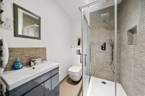 Hair dryer, bidet, towels, soap - Victoria Grove Light & Bright Flat (London)
