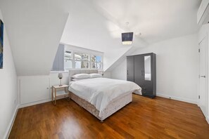 WiFi, bed sheets - Victoria Grove Light & Bright Flat (London)