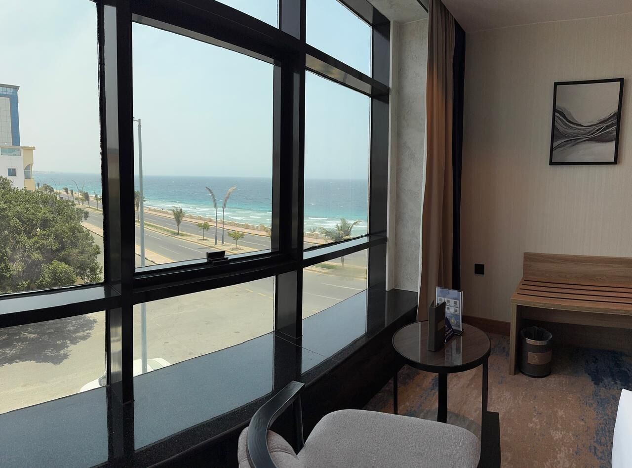 华丽套房, 部分海景 | 客房内保险箱、笔记本电脑工作区、熨斗/熨衣板、免费 WiFi