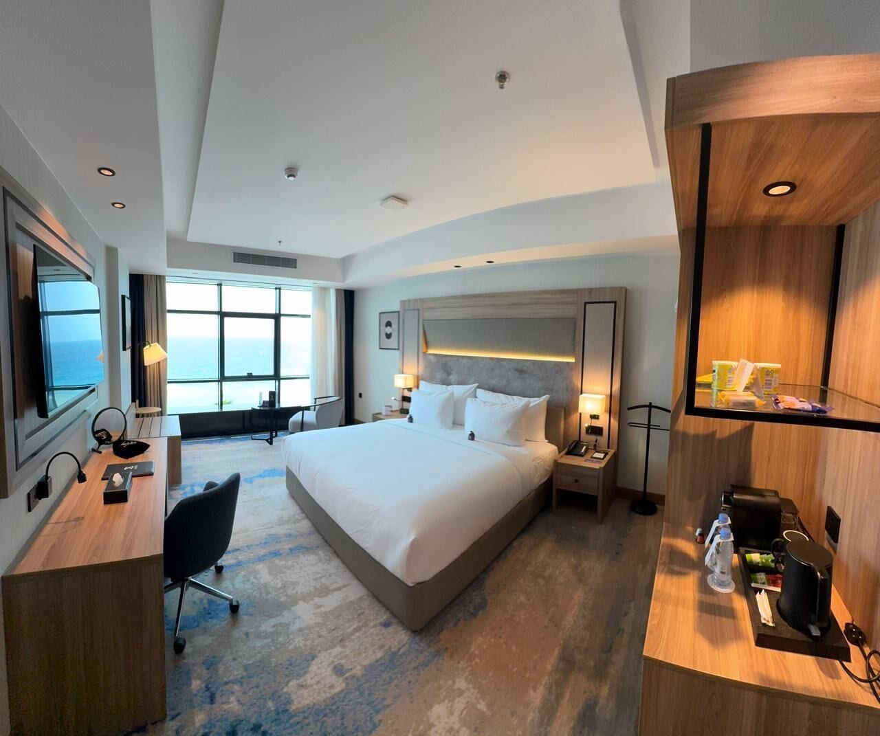 ラグジュアリー ルーム シービュー | セーフティボックス (室内)、ノートパソコン用作業スペース、アイロン / アイロン台、WiFi (無料)