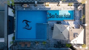 สระว่ายน้ำกลางแจ้ง