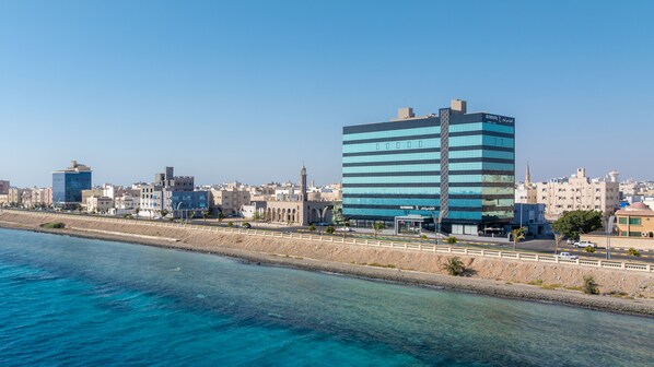 Vista frontal de la propiedad