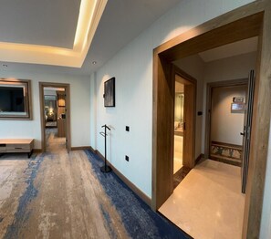 Deluxe Suite, Partial Sea View | In-room safe, laptop workspace, iron/ironing board, free WiFi - SEA TOWER HOTEL (Umluj)