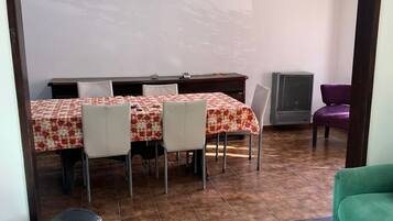 Dormitório compartilhado clássico, vista para o lago | Área de estar