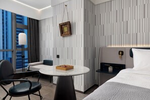 Quarto solteiro conforto | Espaço de trabalho para notebook, cortinas blackout, Wi-Fi de cortesia