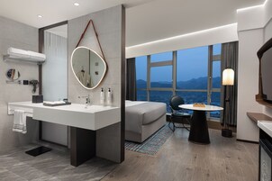 Comfort Single Room | Laptop workspace, blackout drapes, free WiFi