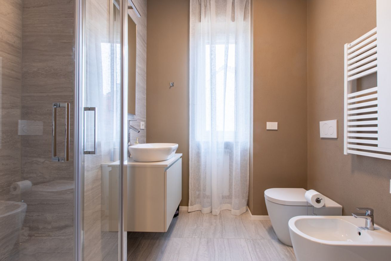 Een douche, een bidet, handdoeken