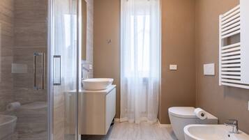 Een douche, een bidet, handdoeken